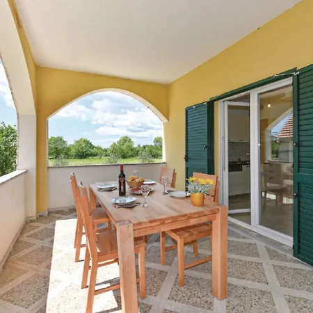 Brist- With Pool Holiday home