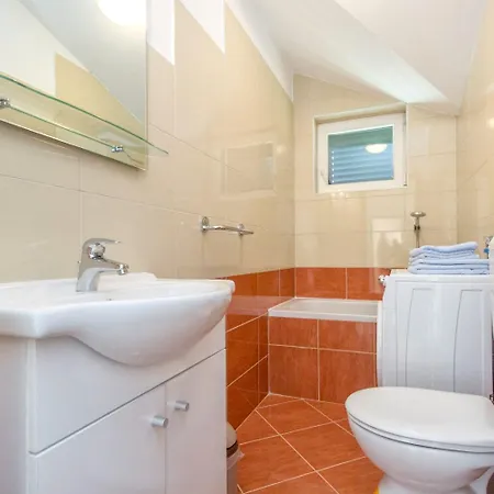 Brist- With Pool Holiday home Bristane