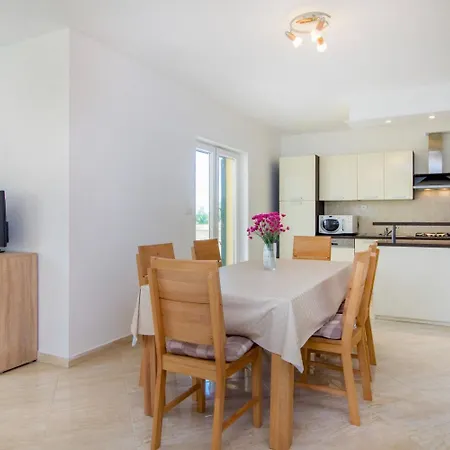 Brist- With Pool Holiday home