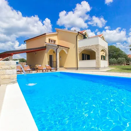 Brist- With Pool Holiday home *