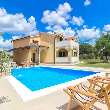 Brist- With Pool Holiday home Bristane