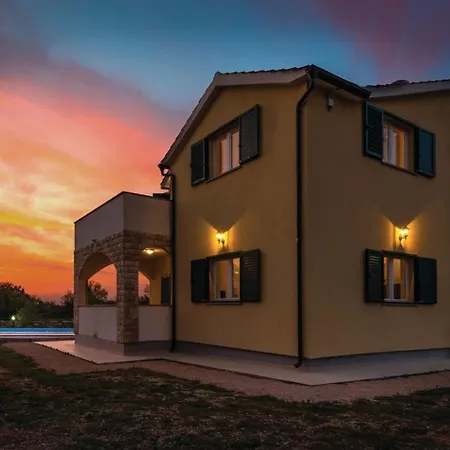 Brist- With Pool Holiday home