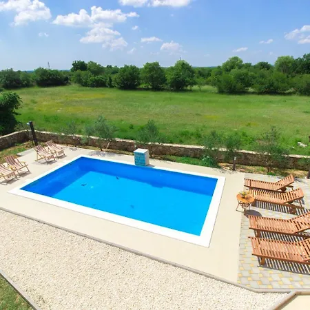 Brist- With Pool Holiday home
