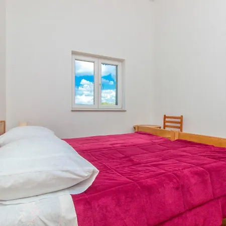 Brist- With Pool Holiday home *