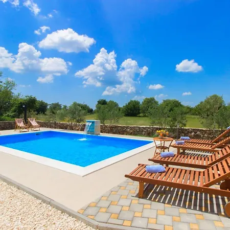 Brist- With Pool Holiday home Bristane